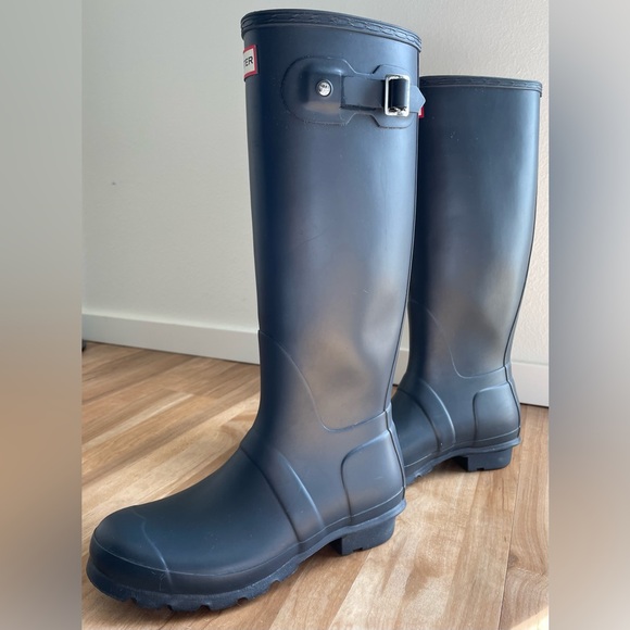 Price DROP Hunter Classic Tall Boots Sz 7 Navy. Light wear on soles. - Picture 5 of 8